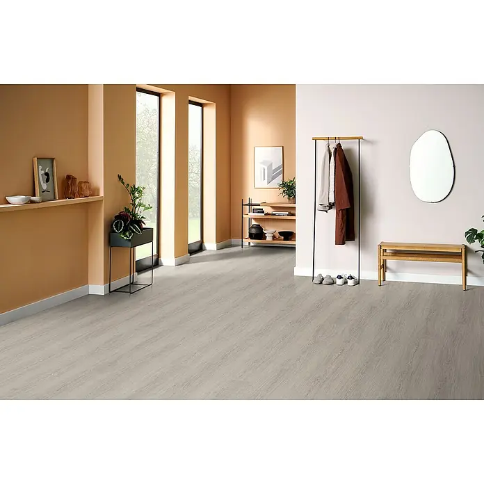 Egger Laminat NatureSense Aqua - Victoria Eiche hellgrau, Landhausdiele, 1.292 x 246 x 8 mm - Das Bild zeigt einen hellen Raum mit Holzboden und verschiedenen Möbeln, darunter eine Garderobe, ein Regal und ein Spiegel.