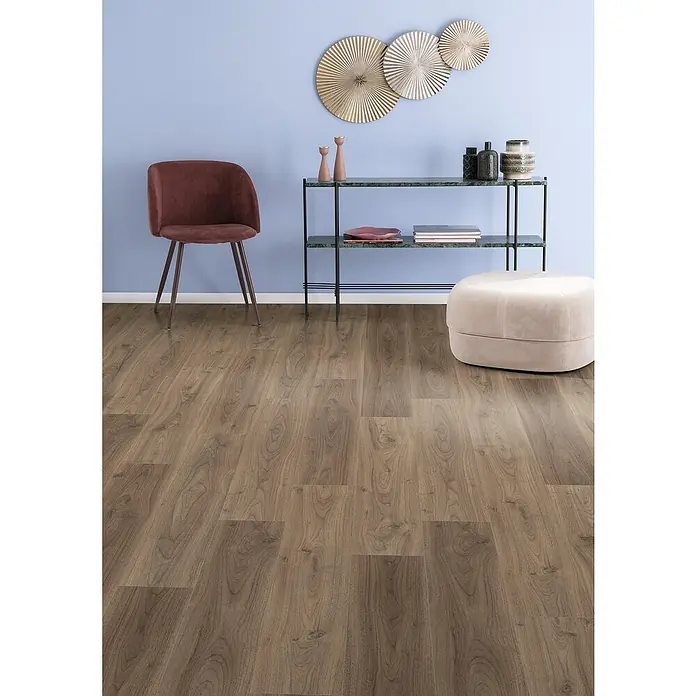 Egger Laminat NatureSense Aqua - Langley Nussbaum hell, Landhausdiele, 1.292 x 193 x 8 mm - Nahaufnahme eines Raumes mit modernem Vinylboden in Holzoptik, der eine warme und einladende Atmosphäre schafft.