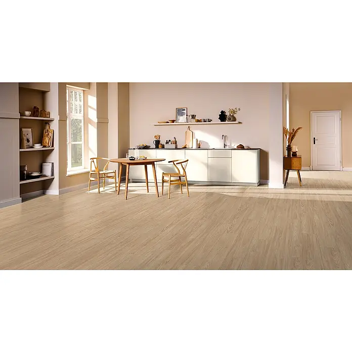Egger Laminat NatureSense Aqua - Sheffield Akazie natur, Landhausdiele, 1.292 x 193 x 8 mm - Einladende Küchenszene mit hellem Holzboden, Esstisch und Stühlen sowie einer modernen Küchenzeile.