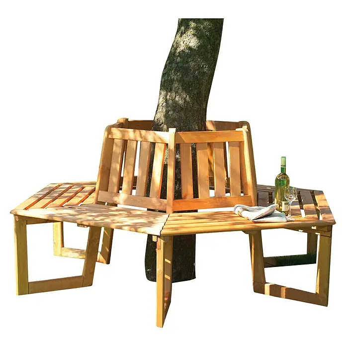 Promadino Baumbank 360° - Kiefer, Honigbraun/Blau, Mit Auflage - Eine hölzerne Baumbank mit Rückenlehne um einen Baum herum, auf der eine Flasche Wein und ein Glas stehen.