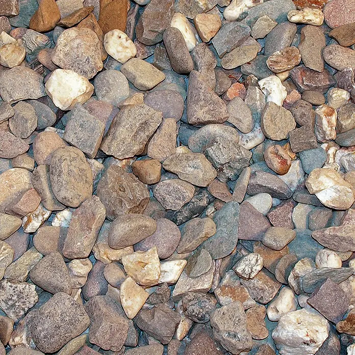 Hamann Mercatus Kies - Natur, Körnung: 32 mm - 63 mm, 1.000 kg - Nahaufnahme von einer Mischung aus Flusskieseln in verschiedenen Größen, Formen und Farben. Ideal für Gartenwege, Zierbeete oder als dekorative Elemente.