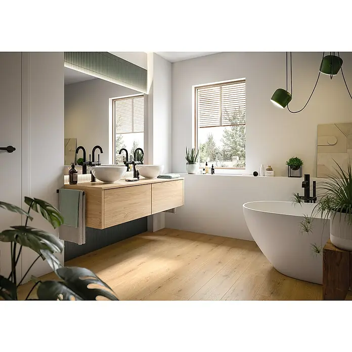 Egger Laminat NatureSense Aqua - Predaia Eiche honig, Landhausdiele, 1.292 x 193 x 8 mm - Helles Badezimmer mit Doppelwaschbecken, freistehender Badewanne, Holzfußboden und moderner Beleuchtung für ein stilvolles Ambiente.