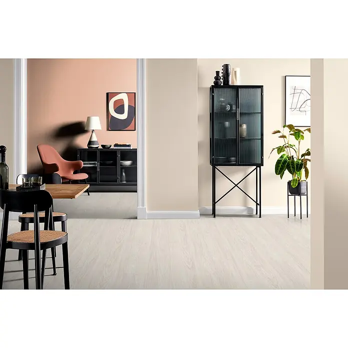 Egger Laminat NatureSense Aqua - Sheffield Akazie weiß, Landhausdiele, 1.292 x 193 x 8 mm - Ein helles, modernes Interieur mit einem eleganten schwarzen Vitrinenschrank und hellen Holzböden. Der Schrank ist ein echter Hingucker.