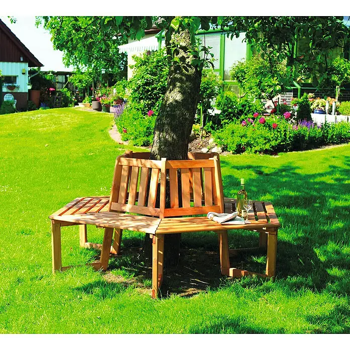 Promadino Baumbank 360° - Kiefer, Honigbraun/Blau, Mit Auflage - Einladende Gartenbank aus Holz umarmt einen Baum, mit einer Flasche Wein und Gläsern, perfekt für entspannte Stunden im Grünen.
