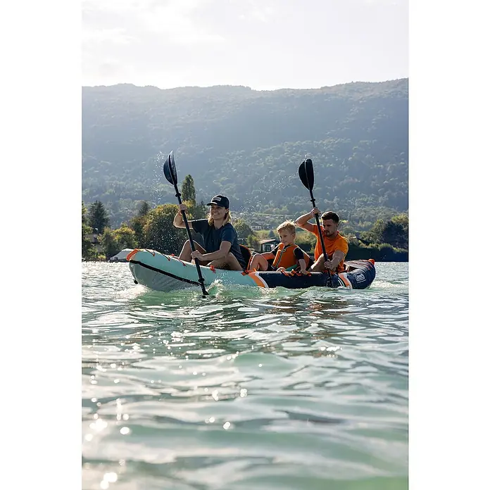 Sevylor Kajak Maui 2 + 1 - L x B: 380 x 98 cm, Nutzlast: 250 kg, Geeignet für: 2+1 Personen - Familie paddelt mit dem Coleman Kajak auf einem See. Das aufblasbare Kajak bietet Platz für bis zu drei Personen und ist ideal für Ausflüge.