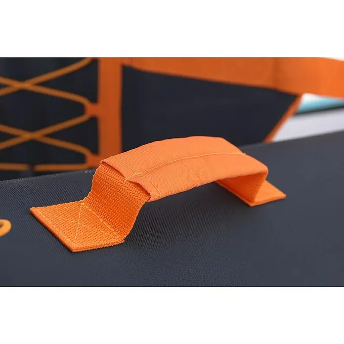 Sevylor Kajak Colorado Kit - L x B: 342 x 96 cm, Nutzlast: 180 kg, Geeignet für: 2 Personen - Nahaufnahme eines orangefarbenen Tragegriffs einer grauen Tasche. Der Griff ist gepolstert für mehr Komfort und ist fest mit der Tasche verbunden.