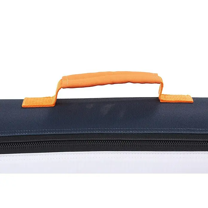 Sevylor Kajak Colorado Kit - L x B: 342 x 96 cm, Nutzlast: 180 kg, Geeignet für: 2 Personen - Nahaufnahme eines Produkts mit orangefarbenem Griff, der an einer marineblauen Oberfläche mit Reißverschluss befestigt ist.