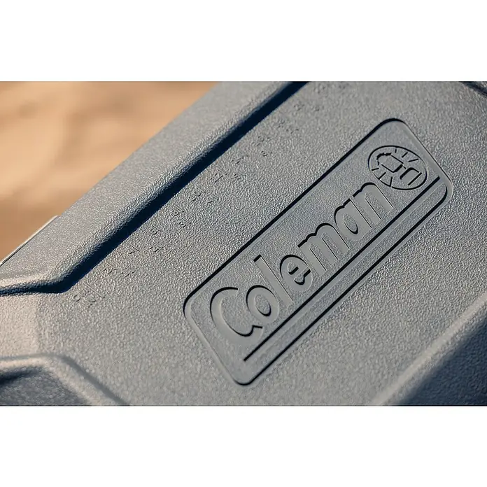 Coleman Kühlbox Convoy QT28 - L x B x H: 26 x 47 x 43 cm, Schwarz, 26,5 l - Nahaufnahme eines Coleman Kühlers mit dem Coleman-Logo, ideal für Camping und Outdoor-Aktivitäten.