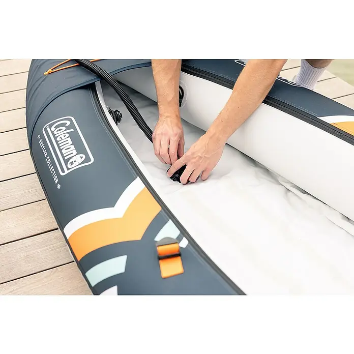 Sevylor Kajak Colorado Kit - L x B: 342 x 96 cm, Nutzlast: 180 kg, Geeignet für: 2 Personen - Ein Coleman Sevylor Collection Kajak wird mit einer Luftpumpe aufgepumpt, um es für Abenteuer auf dem Wasser vorzubereiten.
