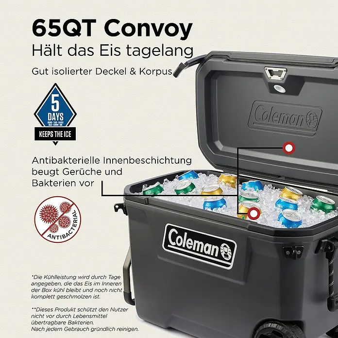 Coleman Kühlbox Convoy QT65 - L x B x H: 38 x 73 x 47 cm, Schwarz, 66 l - Dunkelgraue Coleman 65QT Convoy Kühlbox, offen, gefüllt mit Eis und Getränken, betont Eishaltbarkeit und antibakterielle Beschichtung.