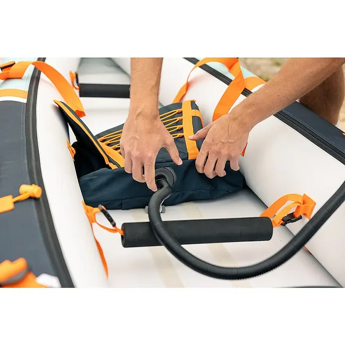 Sevylor Kajak Colorado Kit - L x B: 342 x 96 cm, Nutzlast: 180 kg, Geeignet für: 2 Personen - Nahaufnahme eines aufblasbaren Kajaksitzes mit orangefarbenen Trägern, der von einer Person mit einer Pumpe aufgepumpt wird.