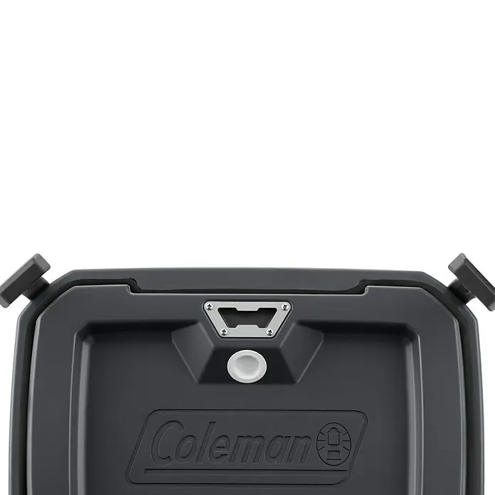 Coleman Kühlbox Convoy QT28 - L x B x H: 26 x 47 x 43 cm, Schwarz, 26,5 l - Nahaufnahme des Coleman Kühlers mit Flaschenöffner. Perfekt für Campingausflüge und Partys im Freien.