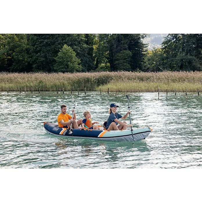 Sevylor Kajak Maui 2 + 1 - L x B: 380 x 98 cm, Nutzlast: 250 kg, Geeignet für: 2+1 Personen - Familie paddelt mit dem Sevylor Maui 2+1 Kajak auf einem ruhigen See. Das Kajak ist ideal für Ausflüge mit Familie.