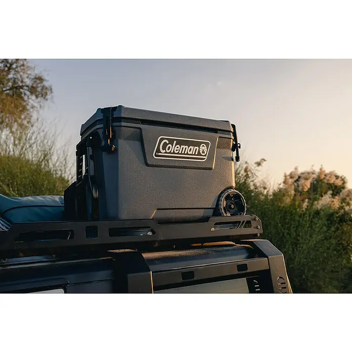 Coleman Kühlbox Convoy QT65 - L x B x H: 38 x 73 x 47 cm, Schwarz, 66 l - Coleman Kühlbox mit Rollen auf einem Fahrzeugdachgepäckträger.