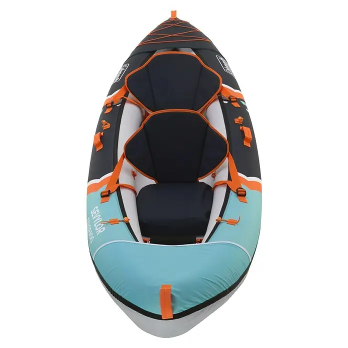 Sevylor Kajak Colorado Kit - L x B: 342 x 96 cm, Nutzlast: 180 kg, Geeignet für: 2 Personen - Nahaufnahme eines aufblasbaren Sevylor Colorado Kajaks in Blau, Schwarz, Orange und Weiß, das für Outdoor-Abenteuer konzipiert ist.