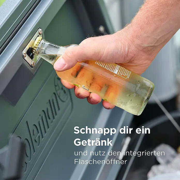 Coleman Kühlbox Convoy QT28 - L x B x H: 26 x 47 x 43 cm, Schwarz, 26,5 l - Hand öffnet Flasche mit dem integrierten Flaschenöffner der dunkelgrauen Kühlbox.