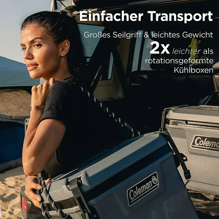 Coleman Kühlbox Convoy QT28 - L x B x H: 26 x 47 x 43 cm, Schwarz, 26,5 l - Graue Coleman Kühlbox mit Seilgriff, von einer Frau getragen. Für einfachen, leichten Transport.