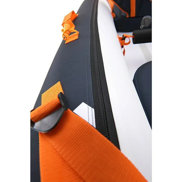 Sevylor Kajak Colorado Kit - L x B: 342 x 96 cm, Nutzlast: 180 kg, Geeignet für: 2 Personen - Detailaufnahme eines dunkelblauen und weißen aufblasbaren Kajaks mit orangefarbenen Trägern und einem schwarzen Reißverschluss.