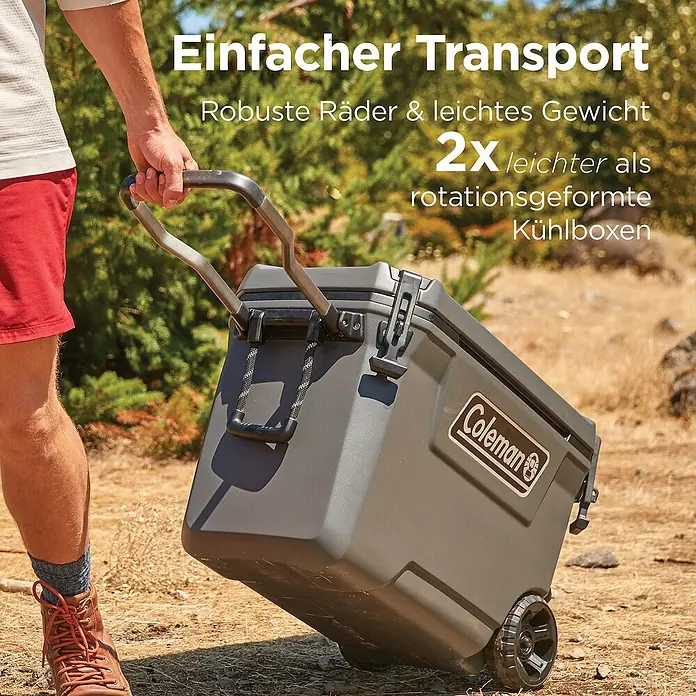 Coleman Kühlbox Convoy QT65 - L x B x H: 38 x 73 x 47 cm, Schwarz, 66 l - Dunkelgraue Coleman Kühlbox mit Rollen wird von einer Person im Freien gezogen, Betonung auf robusten Rädern und geringem Gewicht für einfachen Transport.