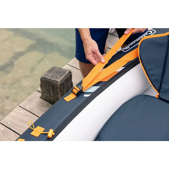 Sevylor Kajak Colorado Kit - L x B: 342 x 96 cm, Nutzlast: 180 kg, Geeignet für: 2 Personen - Detailaufnahme eines Coleman Kajaks mit orangefarbenen Gurten und einem Mann, der diese hält, auf einem Holzsteg.