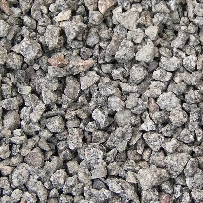 Hamann Mercatus Granitsplitt - Hellgrau, Körnung: 8 mm - 16 mm, 1.000 kg - Nahaufnahme von grauem Edelsplitt, ideal für Gartenwege und Zierflächen. Robust und vielseitig einsetzbar.