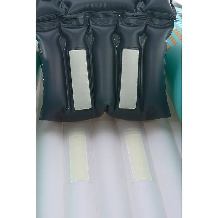 Sevylor Kajak Toledo - L x B: 361 x 90 cm, Nutzlast: 200 kg, Geeignet für: 2+1 Personen - Nahaufnahme eines Kajaksitzes mit Klettverschlussbefestigung, der Komfort und Stabilität während der Fahrt bietet.