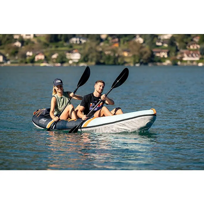 Sevylor Kajak Colorado Kit - L x B: 342 x 96 cm, Nutzlast: 180 kg, Geeignet für: 2 Personen - Ein aufblasbares Coleman Kajak mit zwei Personen auf dem Wasser. Perfekt für Abenteuer und Spaß auf Seen.
