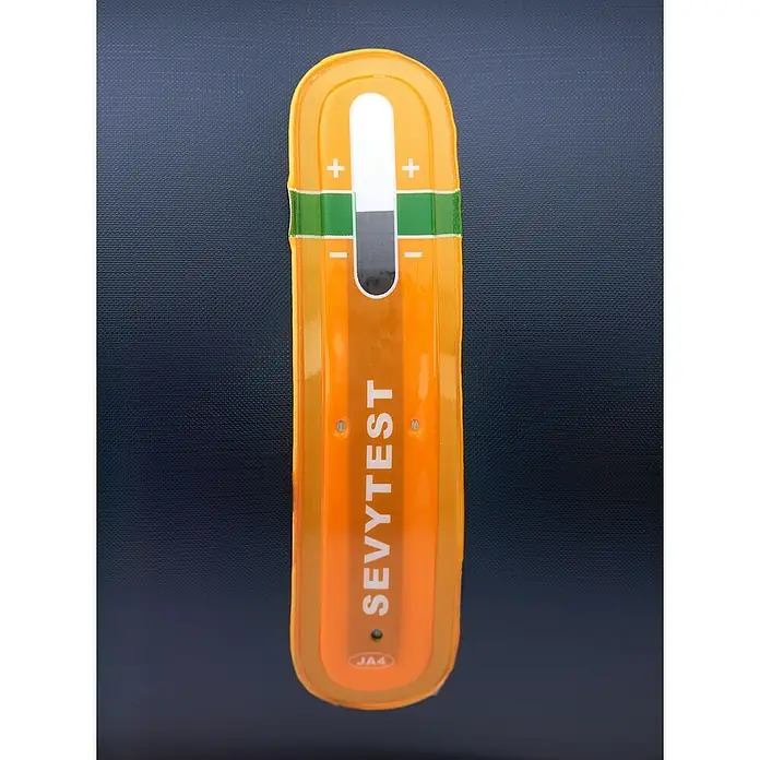 Sevylor Kajak Toledo - L x B: 361 x 90 cm, Nutzlast: 200 kg, Geeignet für: 2+1 Personen - Das Bild zeigt einen Sevytest zur Prüfung von Batterien, ein nützliches Werkzeug zur Überprüfung des Ladezustands von Batterien.