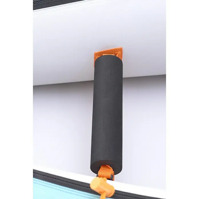 Sevylor Kajak Colorado Kit - L x B: 342 x 96 cm, Nutzlast: 180 kg, Geeignet für: 2 Personen - Detailaufnahme einer schwarzen Schaumstoffrolle an einem weißen Gepäckstück mit orangefarbenen Gurten.