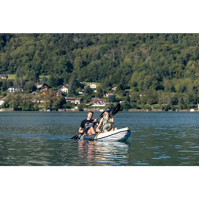 Sevylor Kajak Colorado Kit - L x B: 342 x 96 cm, Nutzlast: 180 kg, Geeignet für: 2 Personen - Ein aufblasbares Kajak mit zwei Personen auf einem See. Ideal für Outdoor-Abenteuer und Wassersport.