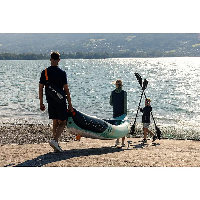 Sevylor Doppelpaddel - Fiberglas, Material Blatt: Polypropylen, Zerlegbar - Familie mit dem aufblasbaren Kajak "Toldeo" von Coleman am Seeufer, bereit für eine Paddeltour. Der Vater trägt eine Coleman Dry Bag.