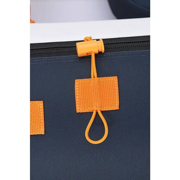 Sevylor Kajak Colorado Kit - L x B: 342 x 96 cm, Nutzlast: 180 kg, Geeignet für: 2 Personen - Detailaufnahme einer blauen Tasche mit orangefarbenen Akzenten an Zugband und Schlaufe, die das moderne Design hervorheben.