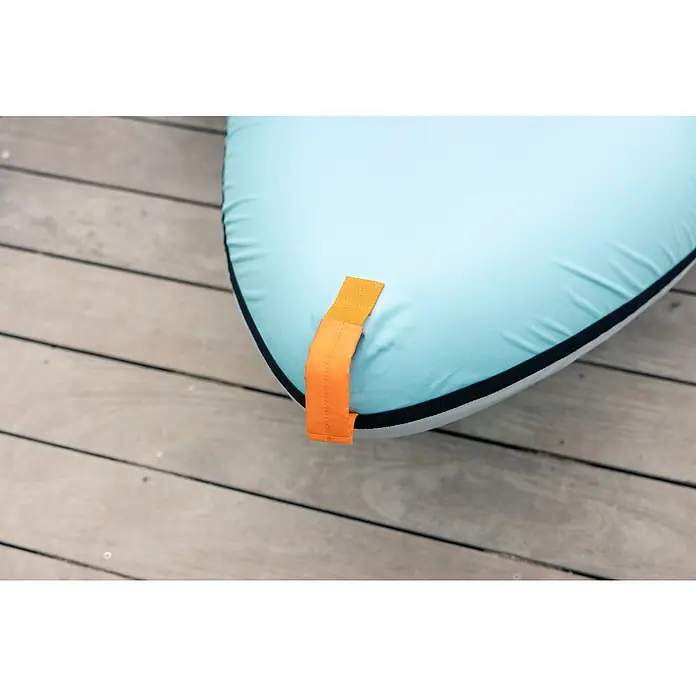 Sevylor Kajak Colorado Kit - L x B: 342 x 96 cm, Nutzlast: 180 kg, Geeignet für: 2 Personen - Detailaufnahme eines hellblauen aufblasbaren SUP-Boards mit einem orangefarbenen Tragegriff auf einem hölzernen Steg.