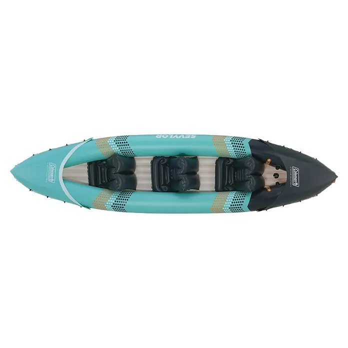 Sevylor Kajak Toledo - L x B: 361 x 90 cm, Nutzlast: 200 kg, Geeignet für: 2+1 Personen - Eine Luftaufnahme des Coleman Sevylor Kajaks, das für Paddel-Abenteuer auf dem Wasser bereit ist, mit aufblasbaren Sitzen und robustem Design.