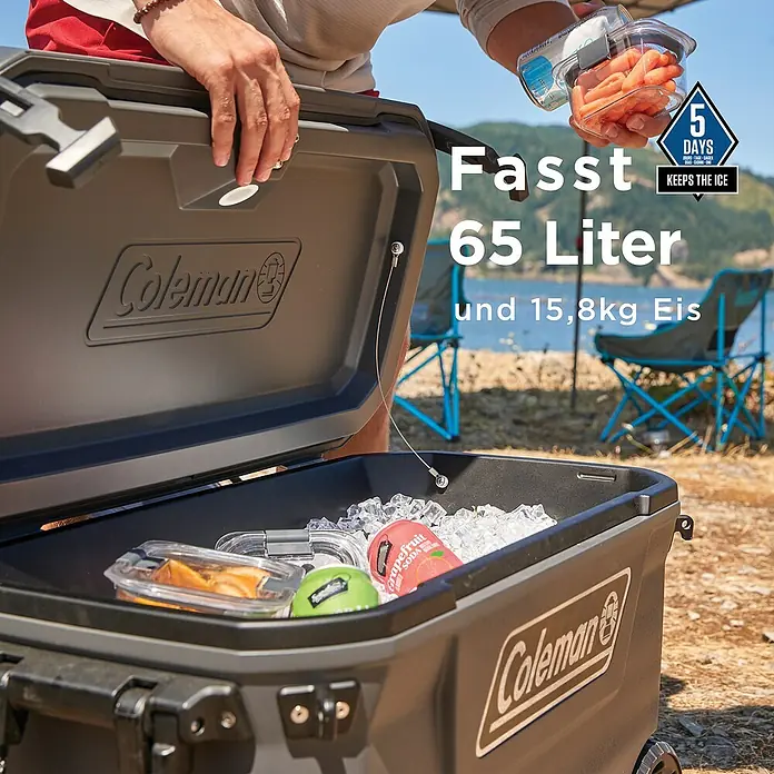 Coleman Kühlbox Convoy QT65 - L x B x H: 38 x 73 x 47 cm, Schwarz, 66 l - Offene, dunkelgraue Coleman Kühlbox, gefüllt mit Eis, Getränken und Snacks. Sie fasst 65 Liter und hält Eis 5 Tage lang.