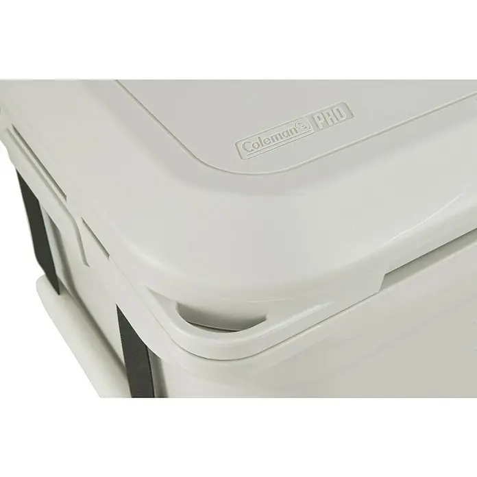 Coleman Kühlbox Pro 45QT - L x B x H: 26 x 47 x 43 cm, Schwarz, 42,5 l - Detailaufnahme einer weißen Coleman Pro Kühlbox, die robuste Bauweise und das markante Logo hervorhebt. Ideal für Camping und Outdoor-Aktivitäten.