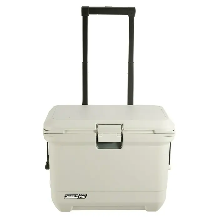 Coleman Kühlbox Pro 55QT - L x B x H: 65 x 37 x 48 cm, Schwarz, 52 l - Ein weißer Coleman Pro Kühlbox-Trolley, ideal für den Transport von Lebensmitteln und Getränken bei Outdoor-Aktivitäten. Praktisch und robust.