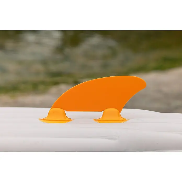 Sevylor Kajak Toledo - L x B: 361 x 90 cm, Nutzlast: 200 kg, Geeignet für: 2+1 Personen - Nahaufnahme einer orangefarbenen Surfbrettflosse auf einem weißen Surfbrett, ideal für Wellenreiter.