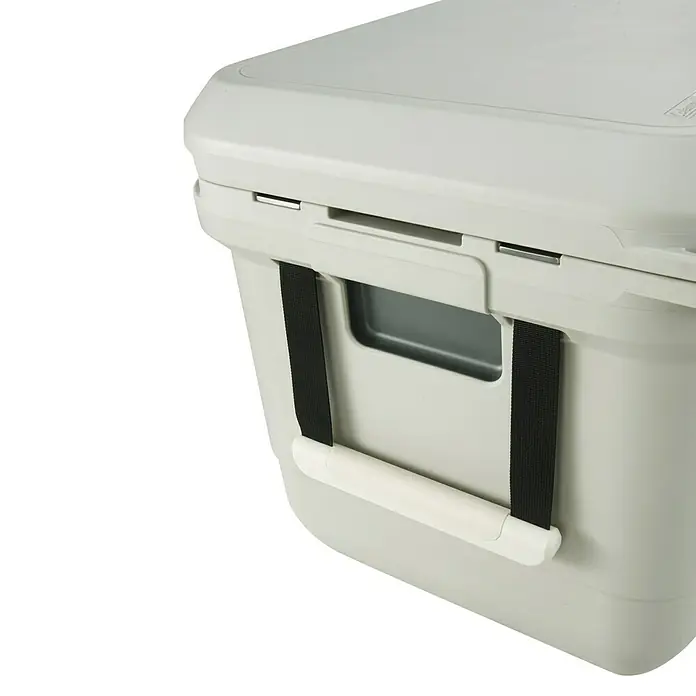 Coleman Kühlbox Pro 45QT - L x B x H: 26 x 47 x 43 cm, Schwarz, 42,5 l - Nahaufnahme einer grauen Kühlbox mit Tragegriff. Ideal für den Transport von Speisen und Getränken bei Outdoor-Aktivitäten.