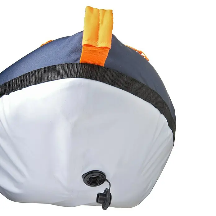 Sevylor Kajak Maui 2 + 1 - L x B: 380 x 98 cm, Nutzlast: 250 kg, Geeignet für: 2+1 Personen - Nahaufnahme eines aufblasbaren Wassersacks mit blauem Oberteil, weißem Unterteil und orangefarbenem Griff, ideal für Outdoor-Aktivitäten.