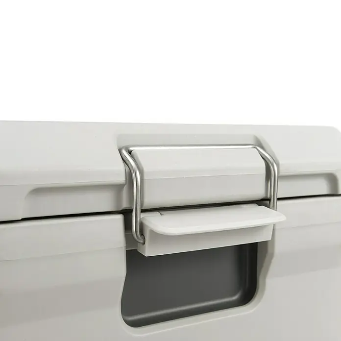 Coleman Kühlbox Pro 25QT - L x B x H: 35 x 45 x 45 cm, Weiß, 24 l - Nahaufnahme des Verschlusses eines grauen Kühlers, der die robuste Bauweise und die sichere Verriegelung des Kühlers hervorhebt.