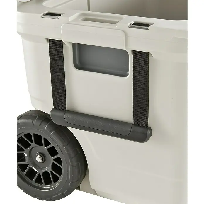 Coleman Kühlbox Pro 55QT - L x B x H: 65 x 37 x 48 cm, Schwarz, 52 l - Detailaufnahme eines grauen Kühlbehälters mit Griff und Rad, ideal für den Transport und die Aufbewahrung von Lebensmitteln.