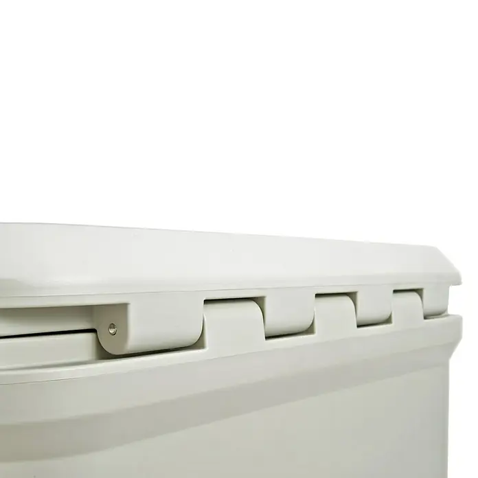 Coleman Kühlbox Pro 55QT - L x B x H: 65 x 37 x 48 cm, Schwarz, 52 l - Nahaufnahme eines weißen Eimers mit Deckel, der durch markante Riegel befestigt ist. Der Eimer ist sauber und robust.