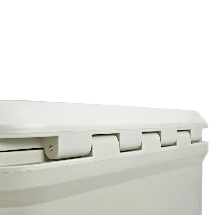Coleman Kühlbox Pro 45QT - L x B x H: 26 x 47 x 43 cm, Schwarz, 42,5 l - Nahaufnahme eines weißen Toilettensitzes, der ein schlichtes Design und eine saubere Ästhetik für moderne Badezimmer bietet.