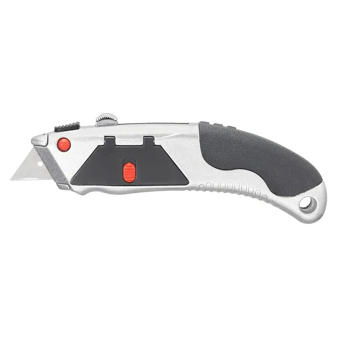 Connex Cuchillo cúter - Acero, Negro/Gris, Automático - Un cúter plateado con mango negro y una cuchilla afilada. El cúter tiene un botón rojo y un deslizador gris.