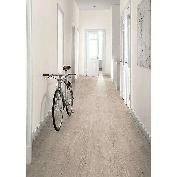 Egger Laminat NatureSense Aqua - Berdal Eiche grau, Landhausdiele, 1.292 x 193 x 8 mm - Ein Fahrrad steht in einem hellen Flur mit Holzboden. Das Fahrrad ist das Hauptmotiv und steht an der Wand.