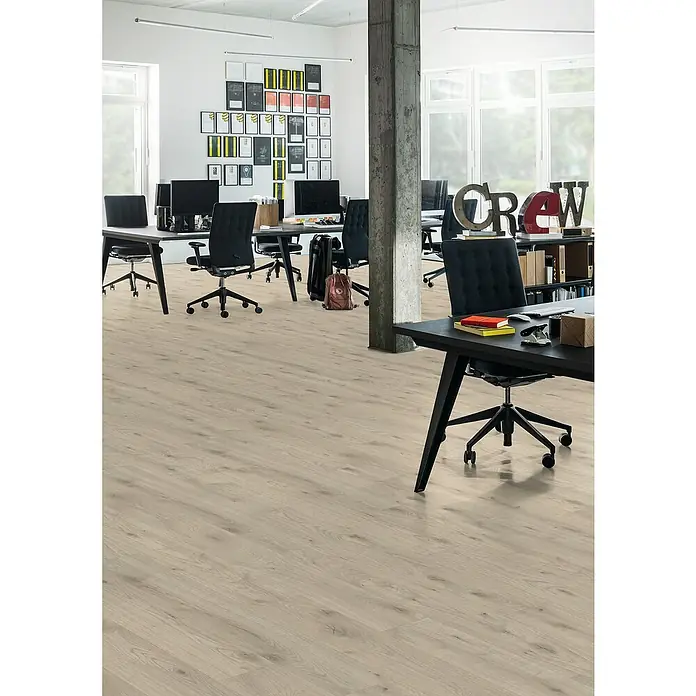 Egger Laminat Aquadura+ - Almington Eiche beige, Landhausdiele, 1.292 x 193 x 7,5 mm - Bürointerieur mit hellem Laminatboden, schwarzen Schreibtischen und Bürostühlen unter natürlichem Licht.