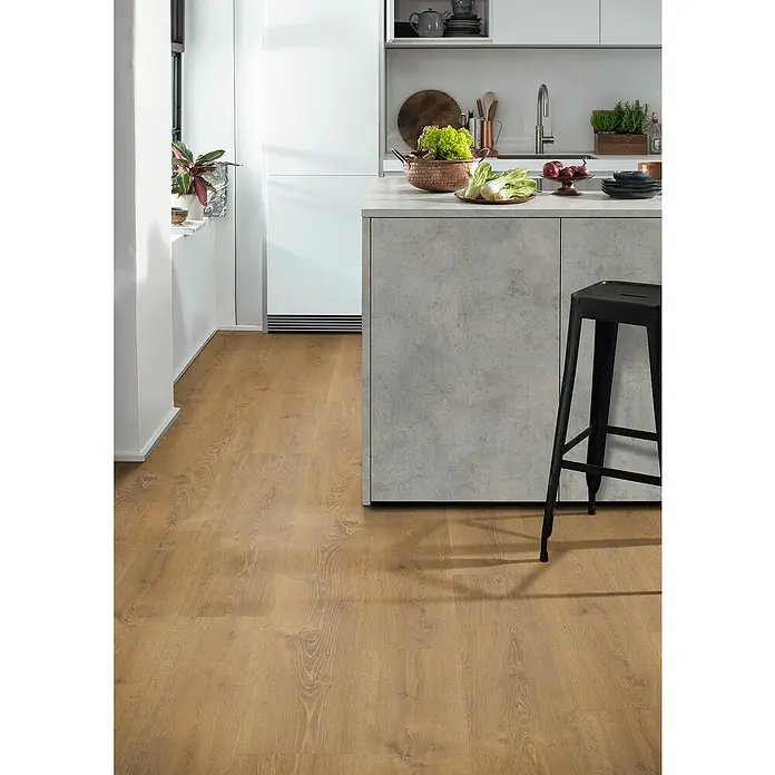 Egger Laminat Aquadura+ - Waltham Eiche natur, Landhausdiele, 1.292 x 246 x 7,5 mm - Helle Holzböden verleihen der Küche Wärme und Eleganz. Die Holzböden passen perfekt zum modernen Küchendesign mit einer Kücheninsel.