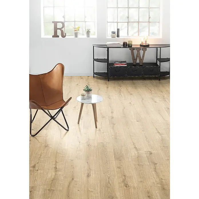 Egger Laminat Aquadura+ - Westport Eiche hell, Landhausdiele, 1.292 x 193 x 7,5 mm - Helles Wohnzimmer mit stilvollem Bodenbelag in Holzoptik, der eine warme und einladende Atmosphäre schafft.