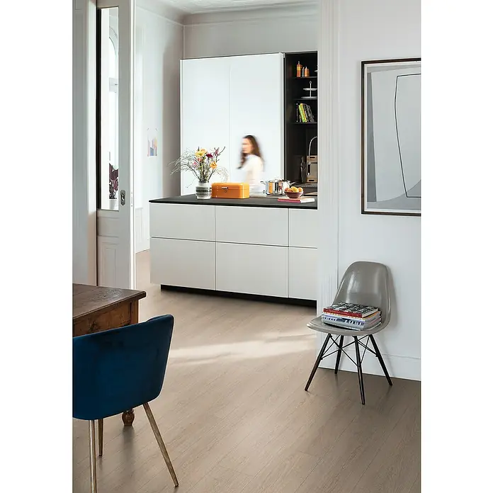 Egger Laminat Aquadura+ - Victoria Eiche hellbraun, Landhausdiele, 1.292 x 246 x 7,5 mm - Helle, moderne Küche mit Fokus auf dem robusten Vinylboden in Holzoptik, der Wärme und Eleganz vereint. Perfekt für stilvolle Wohnräume.